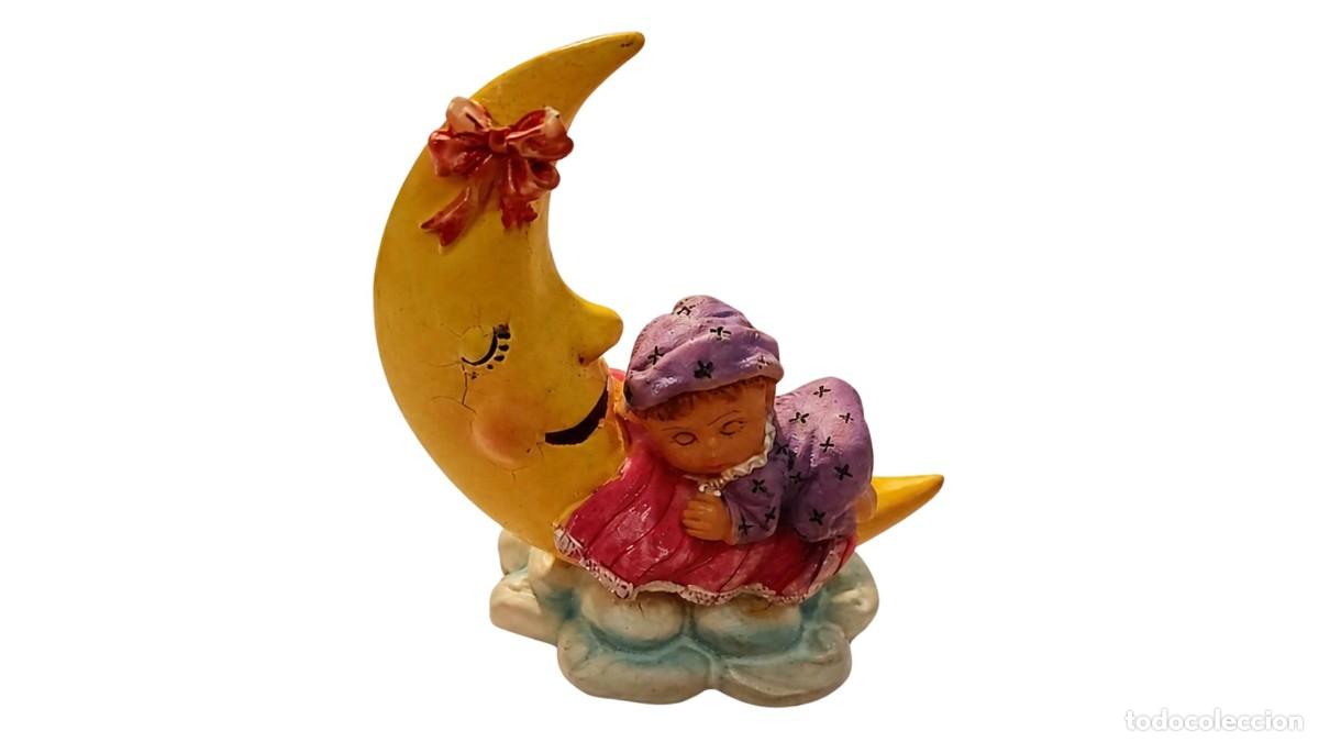 Coleccionismo: FIGURITA BEB&Eacute; DURMIENDO EN LUNA &middot; RESINA POLICROMADA &middot; NURSERY VINTAGE &middot; A&Ntilde;OS 80/90