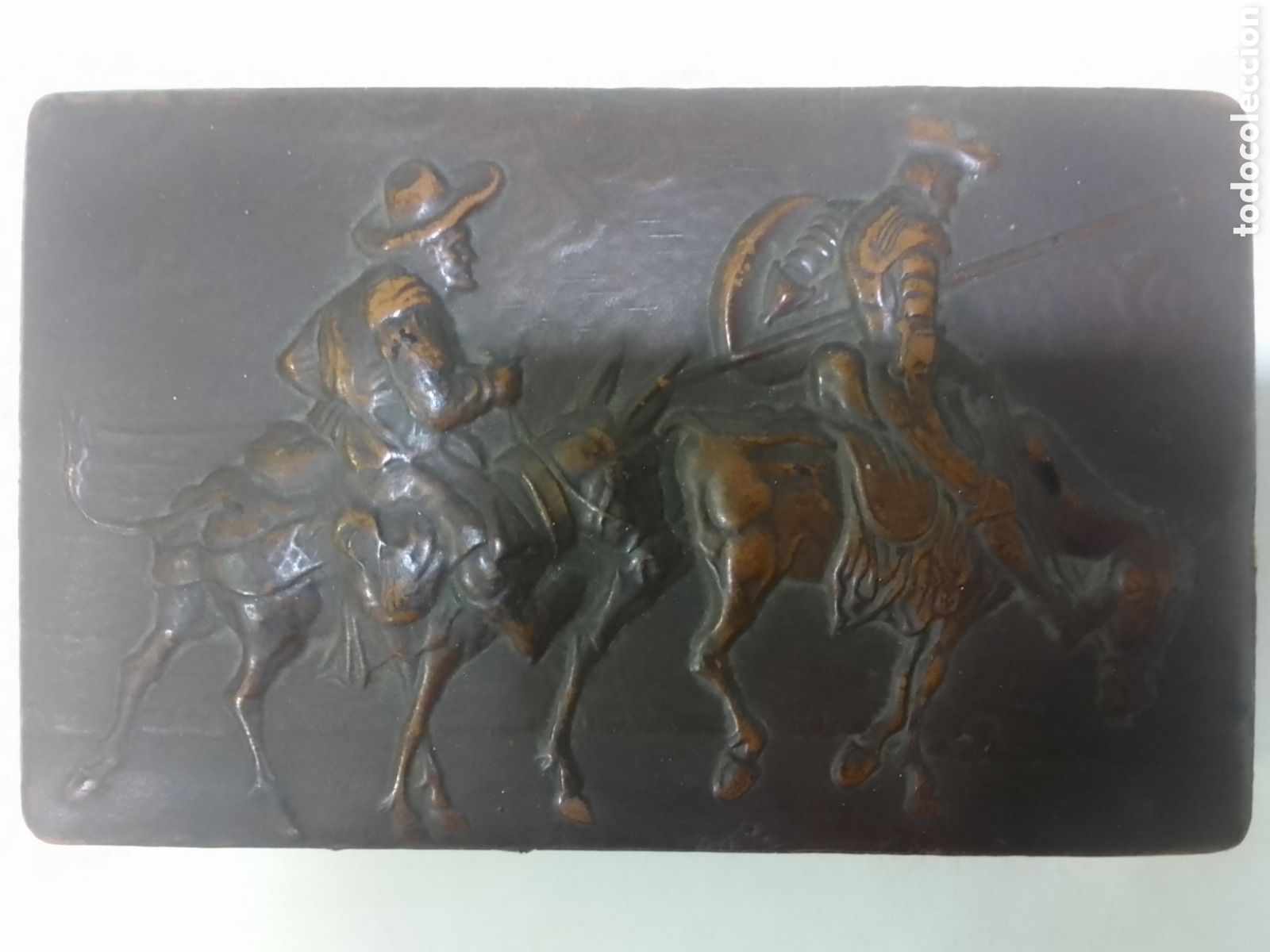 Coleccionismo: Caja de madera para tabaco con dibujo de Don Quijote y Sancho Panza.