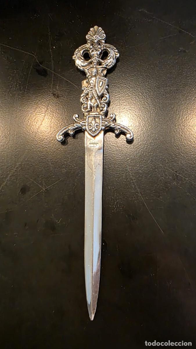 Coleccionismo: Abrecartas Decorativo Estilo Espada Medieval con Escudos Her&aacute;ldicos y Empu&ntilde;adura Ornamentada