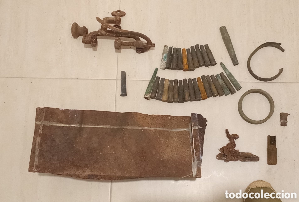 Collecting: Guerra Civil. Lote. Llave de escopeta. Cargador de cartuchos. CAZA. Casquillos