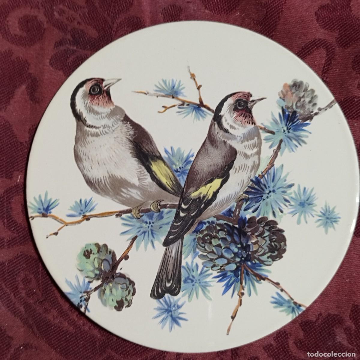 Coleccionismo: PLACA DE HIERRO CON ESCENA DE PAREJA DE PAJAROS CON FLORES - DIAMETRO 14 cm -