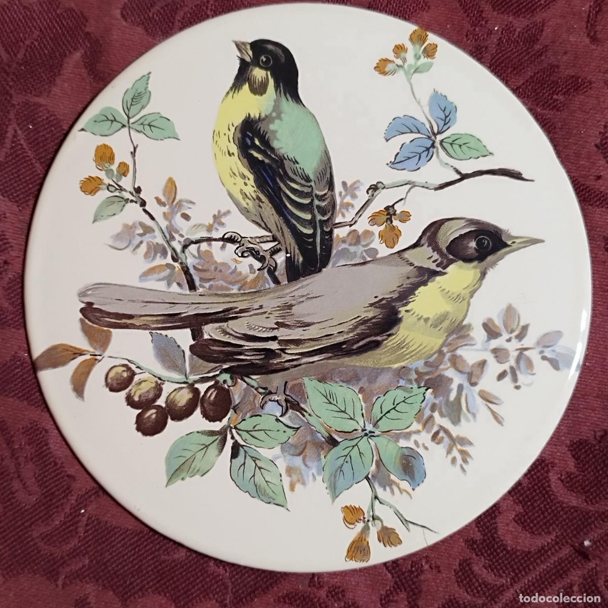 Coleccionismo: PLACA DE HIERRO CON ESCENA DE PAREJA DE PAJAROS CON FLORES DIAMETRO: 14 cm