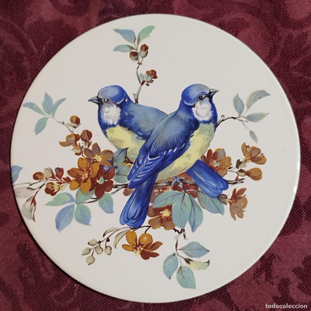 Coleccionismo: PLACA DE HIERRO CON ESCENA DE PAREJA DE PAJAROS CON FLORES DIAMETRO: 14 cm