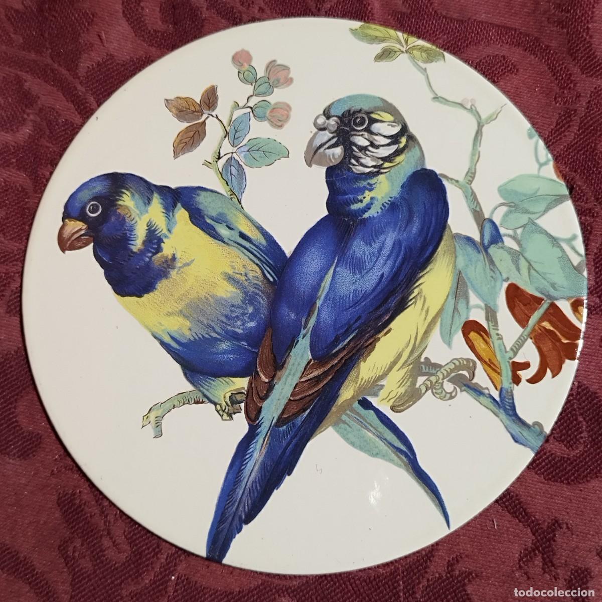 Coleccionismo: PLACA DE HIERRO CON ESCENA DE PAREJA DE PAJAROS CON FLORES DIAMETRO: 14 cm