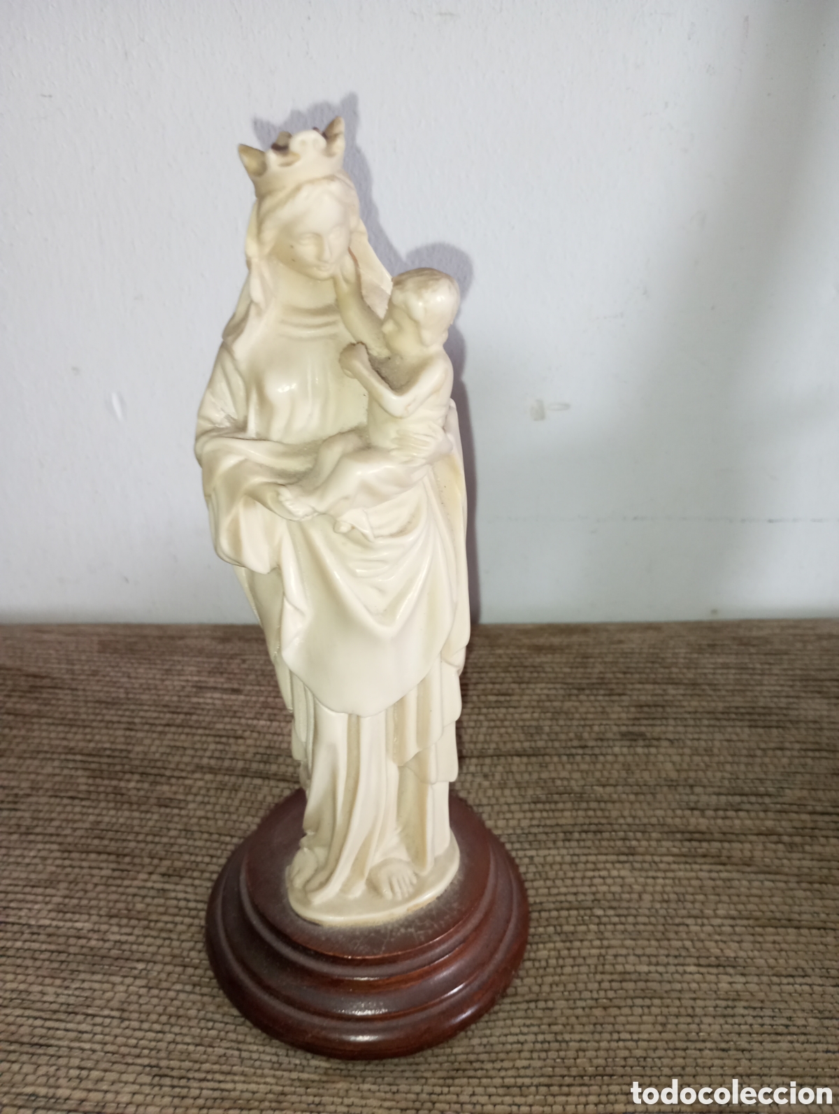 Coleccionismo: Figura virgen con ni&ntilde;o resina color marmolejo y base de madera 19 cms de altura