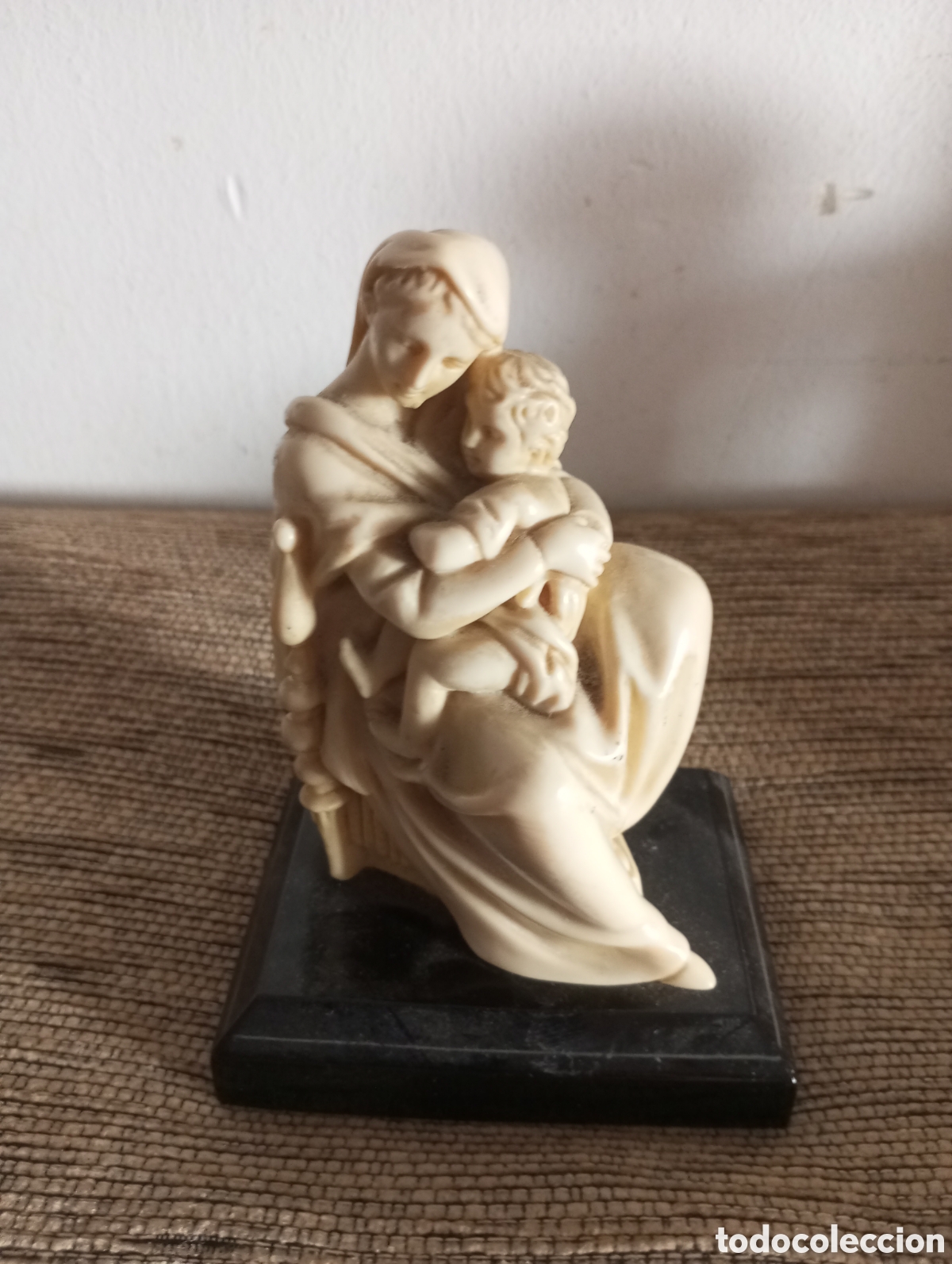 Coleccionismo: Figura virgen con ni&ntilde;o resina tono marfil base de madera 13 cms de altura vintage