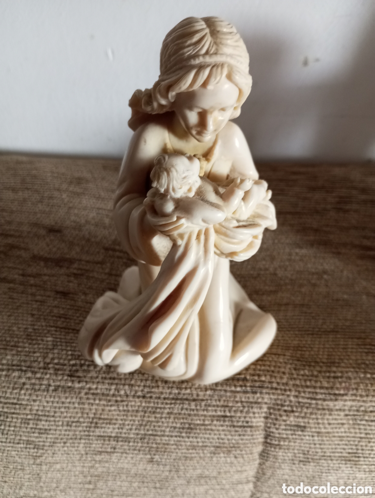 Coleccionismo: Estatua sagrada virgen con ni&ntilde;o resina tono marfil 16 cms de altura