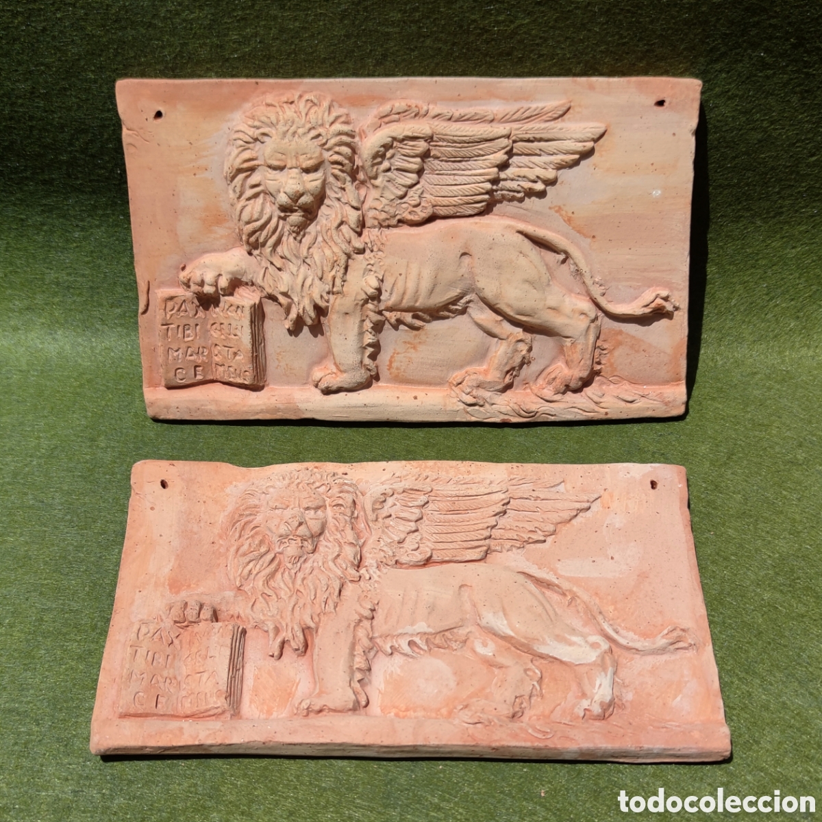 Coleccionismo: Lote 2 bajorrelieve Le&oacute;n Venecia San Marcos con evangelio terracota natural Grandes pared