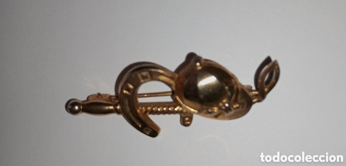 Coleccionismo: Antiguo broche dise&ntilde;o ecuestre herradura,fusta y casco metal dorado