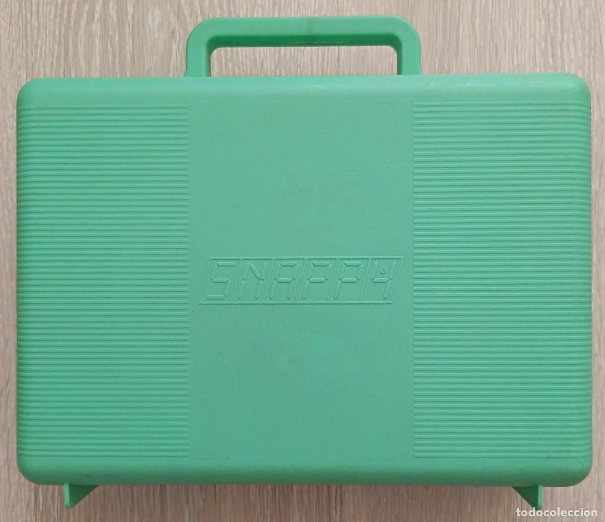 Coleccionismo: Maletin Plastico duro. Color verde. SNAPP4. Tiene una punta de una pata un poco rota.