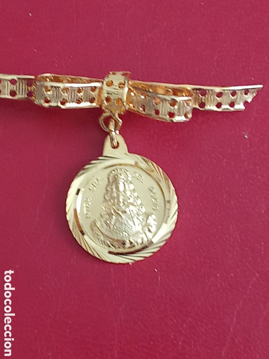 Coleccionismo: Alfiler con medalla VIRGEN DEL ROCIO ,metal dorado ,JMJ