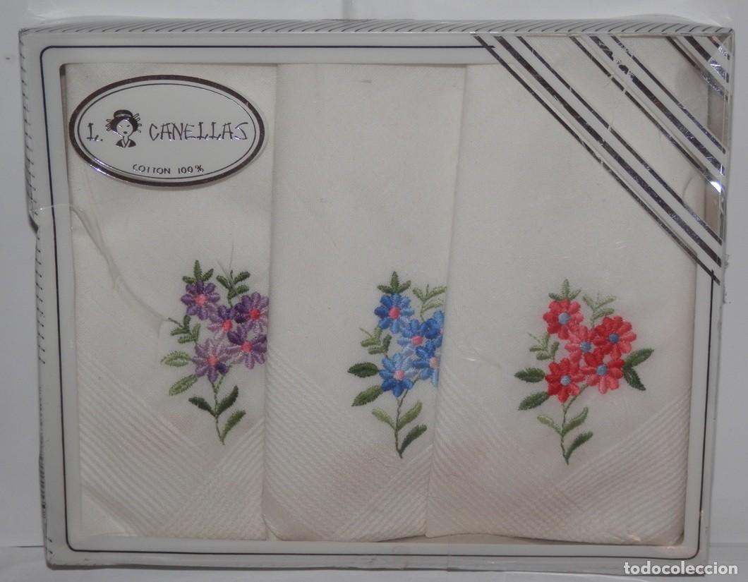 Coleccionismo: CAJA CON 3 PA&Ntilde;UELOS BORDADOS VINTAGE DE LA MARCA L.CANELLAS