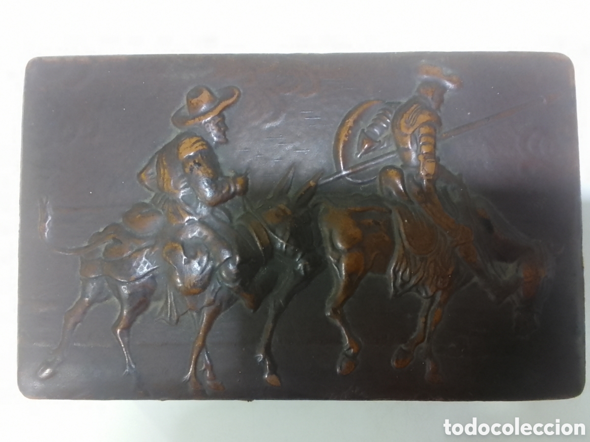Coleccionismo: Caja de madera para tabaco con dibujo de Don Quijote y Sancho Panza.