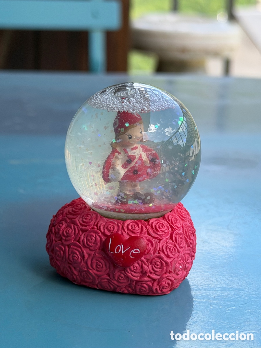 Coleccionismo: MINI BOLA DE NIEVE MARIQUITA ROJA