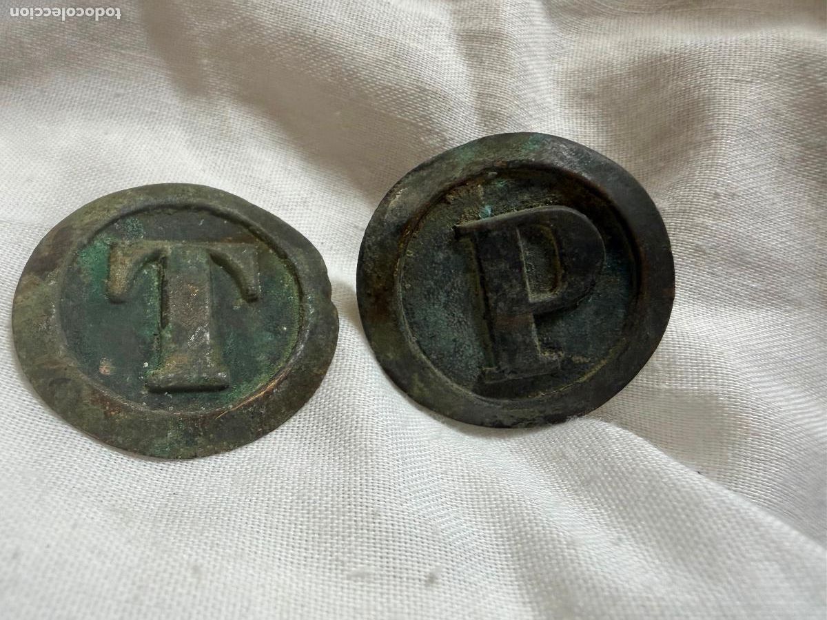 Coleccionismo: Chapas letras T y P lat&oacute;n