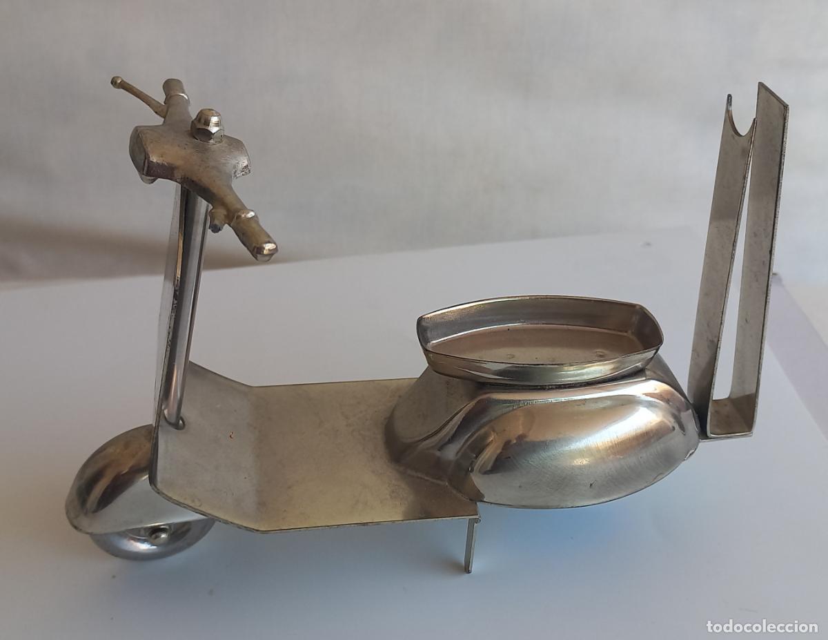 Coleccionismo: Figura de moto scooter de aluminio estilo Vespa, para cartas, escritorio o puros, cenicero?