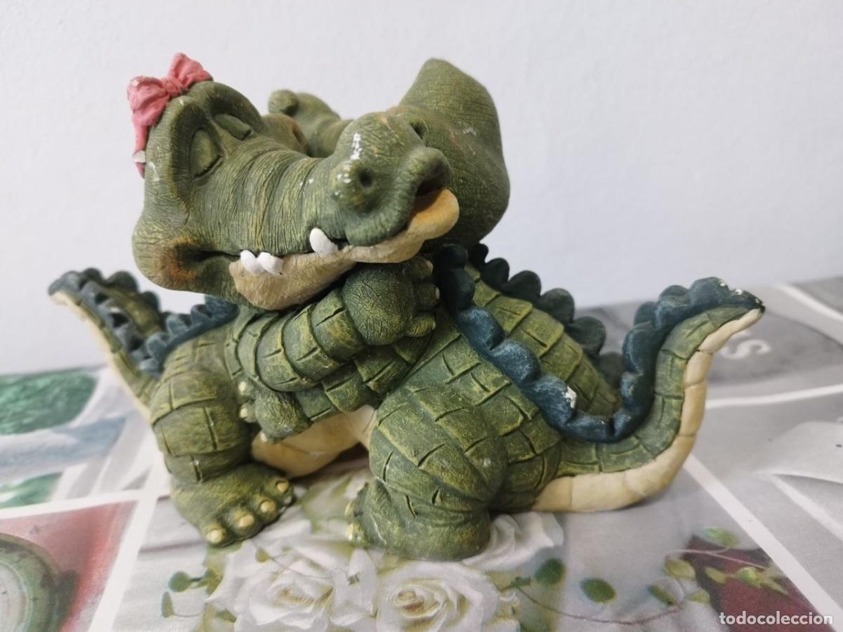 Coleccionismo: Figura Vintage 1996 Pareja de Cocodrilos Abrazados - Resina Coleccionable con Sello (Seal Mark)