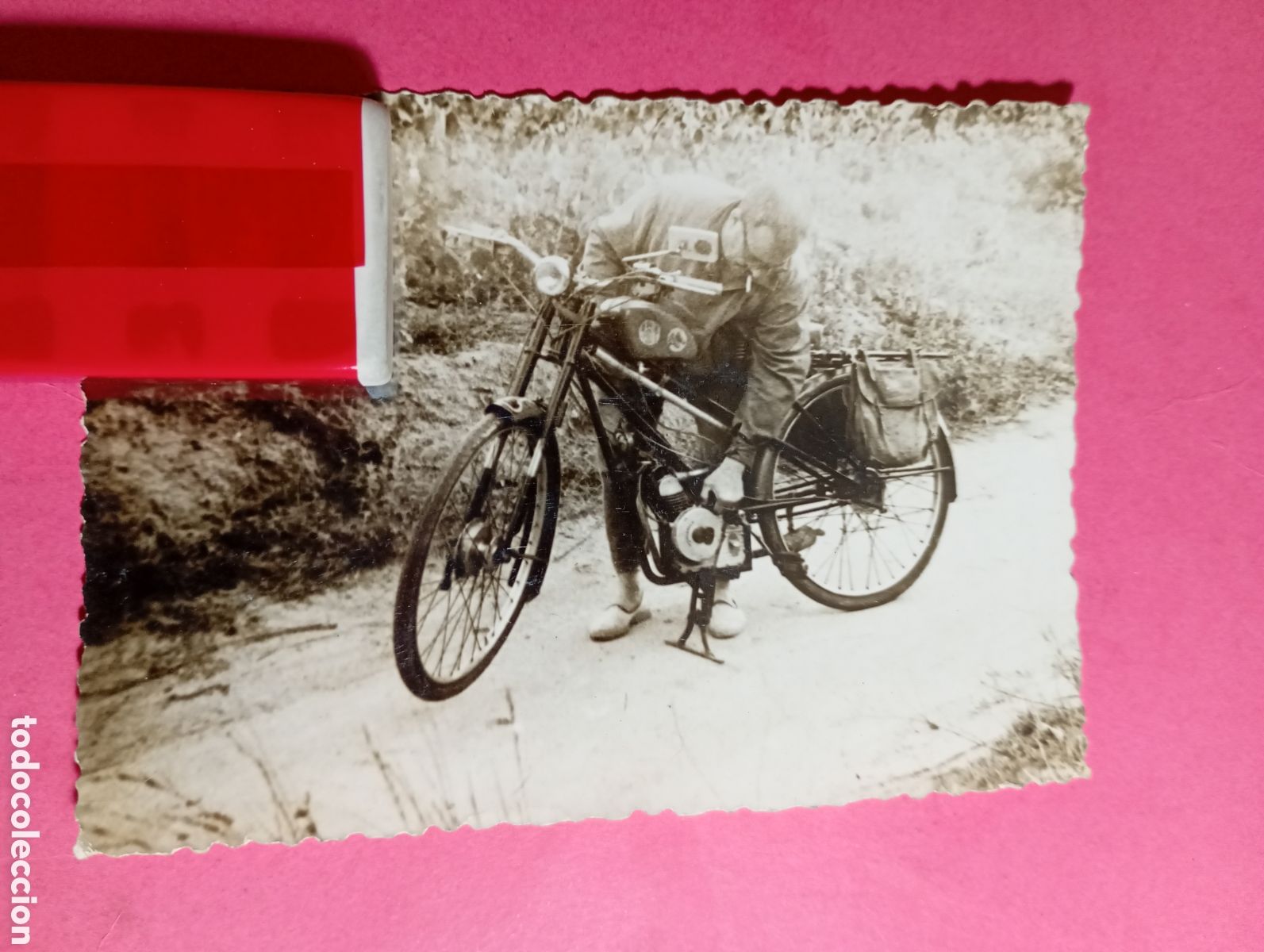 Sammelleidenschaft Papier: vintage foto b/n de antigua moto motocicleta parada sobre su caballete y motorista