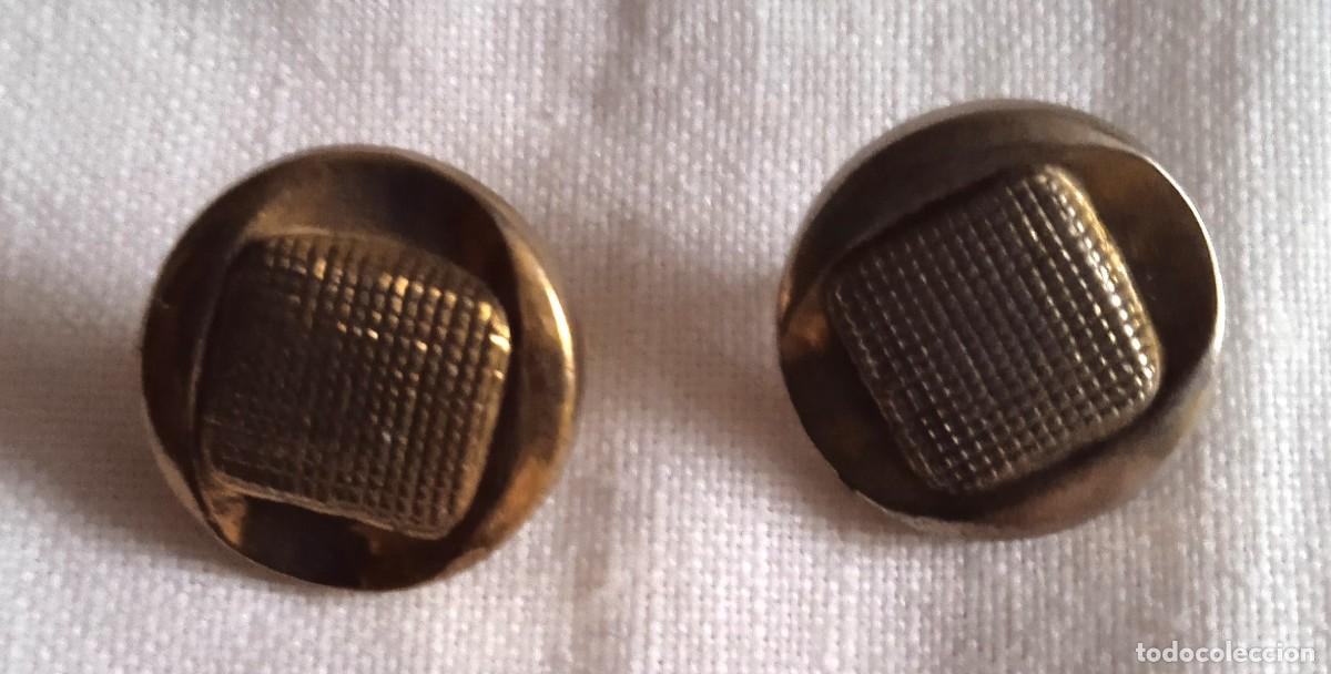 Coleccionismo: 2 BOTONES DORADOS DE LOS A&Ntilde;OS 60