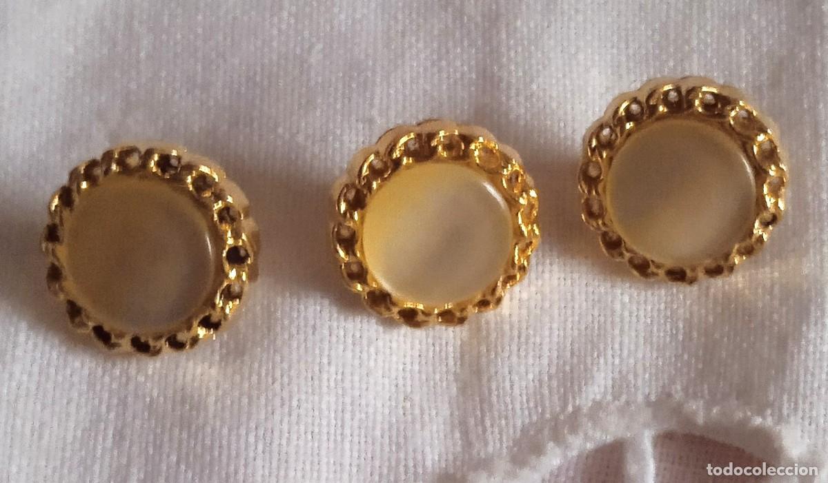 Coleccionismo: 3 BOTONES DORADO CON BOLITA-DE LOS A&Ntilde;OS 60