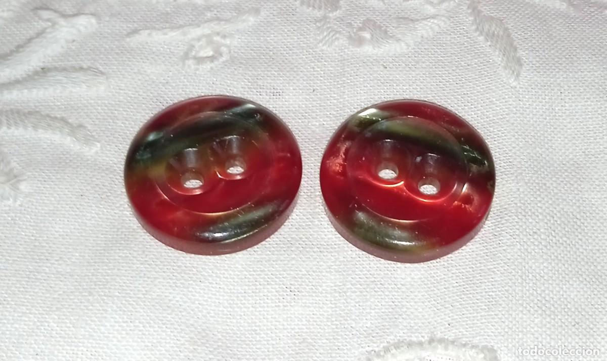 Coleccionismo: 2 BOTONES BICOLOR DE LOS A&Ntilde;OS 60