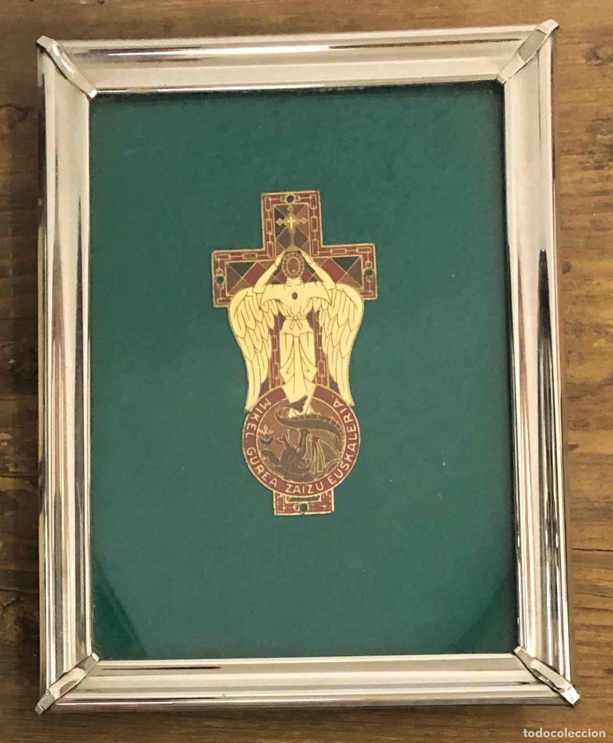 Coleccionismo: CHAPA METALICA SAN MIGUEL. MIKEL GUREA ZAIZU EUSKALERRIA. C.1940