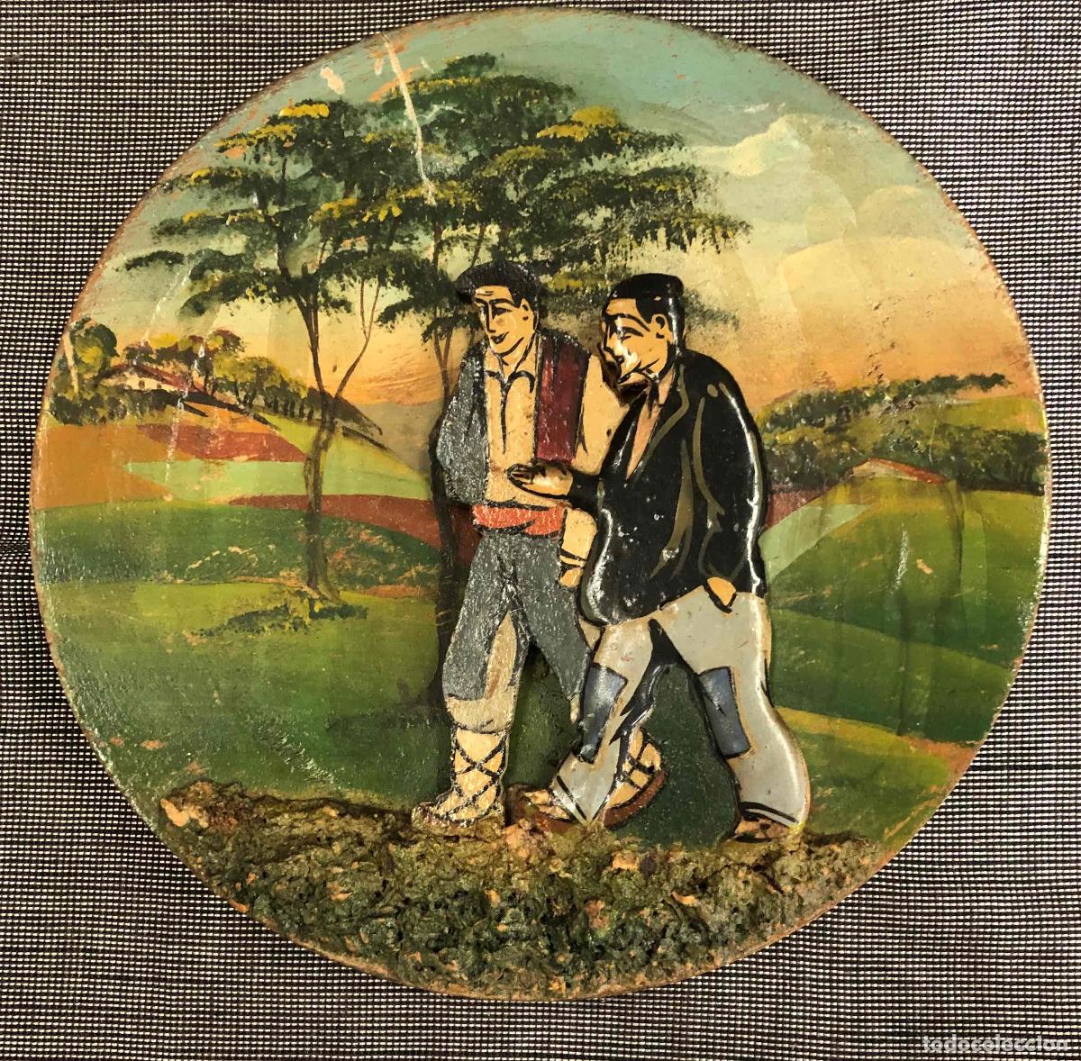 Coleccionismo: PLATO MADERA CON ESCENA COSTUMBRISTA VASCA POLICROMADA. C.1970. RELIEVE RECORTADO