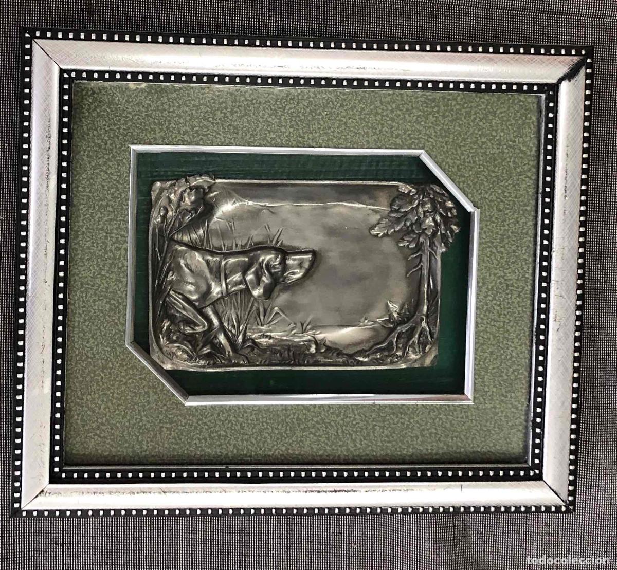 Coleccionismo: PLACA DECORATIVA EN RELIEVE CON PERRO DE CAZA. C.1950