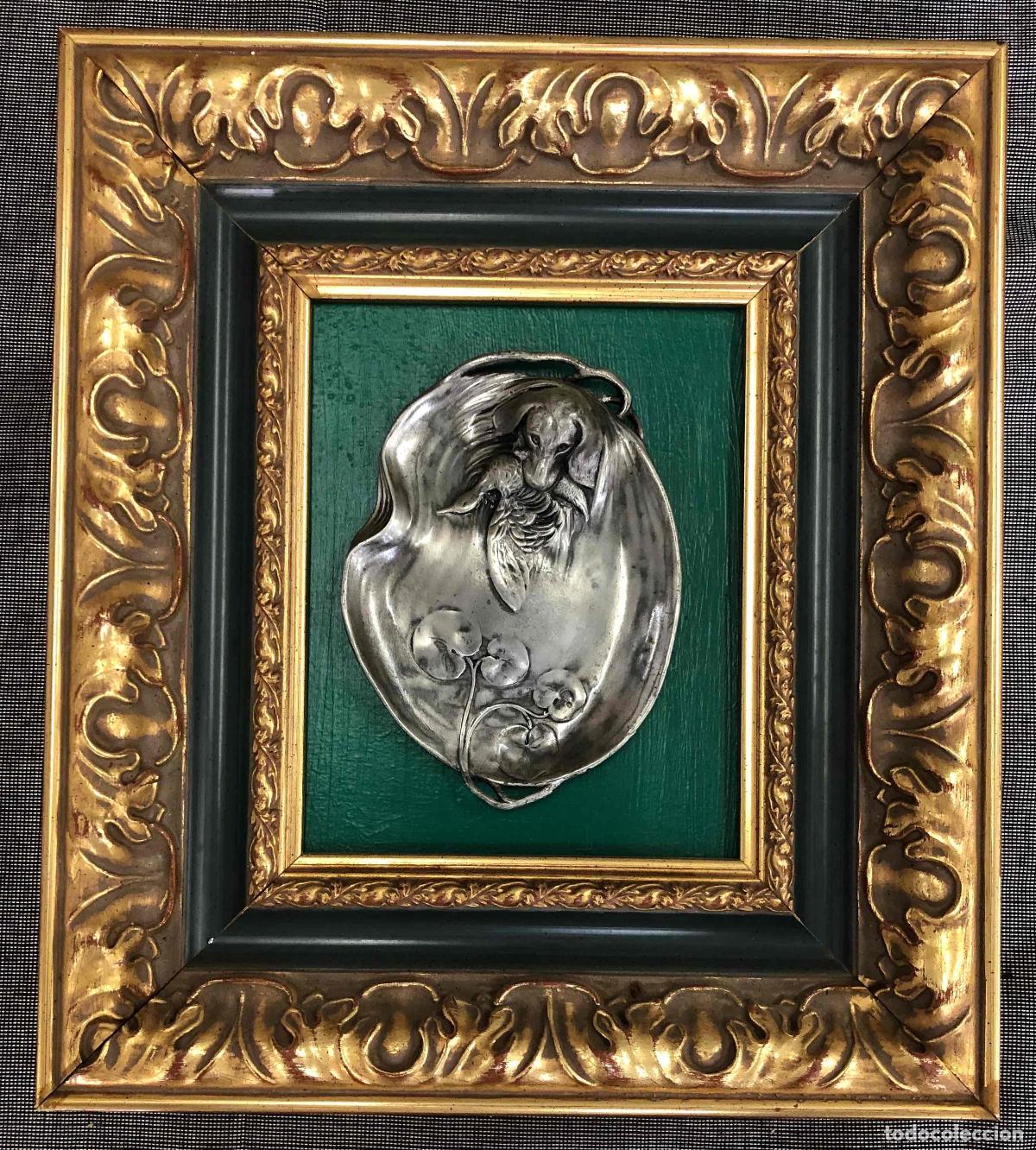 Coleccionismo: PLACA DECORATIVA MODERNISTA EN RELIEVE CON ESCENA DE PERRO DE CAZA. C.1920