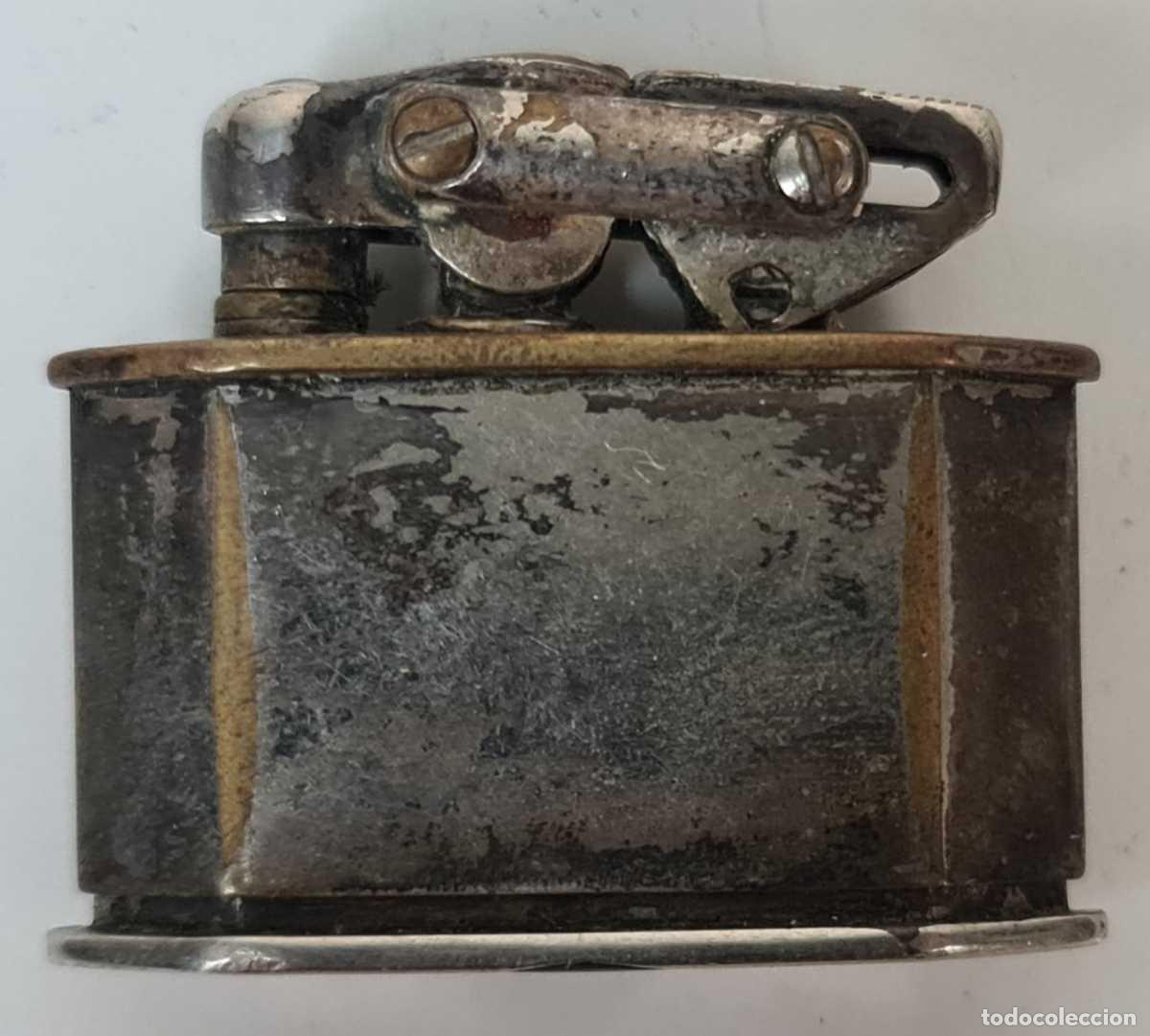 Coleccionismo: ENCENDEDOR DE GASOLINA EN MINIATURA. METAL PLATEADO. SIGLO XX.