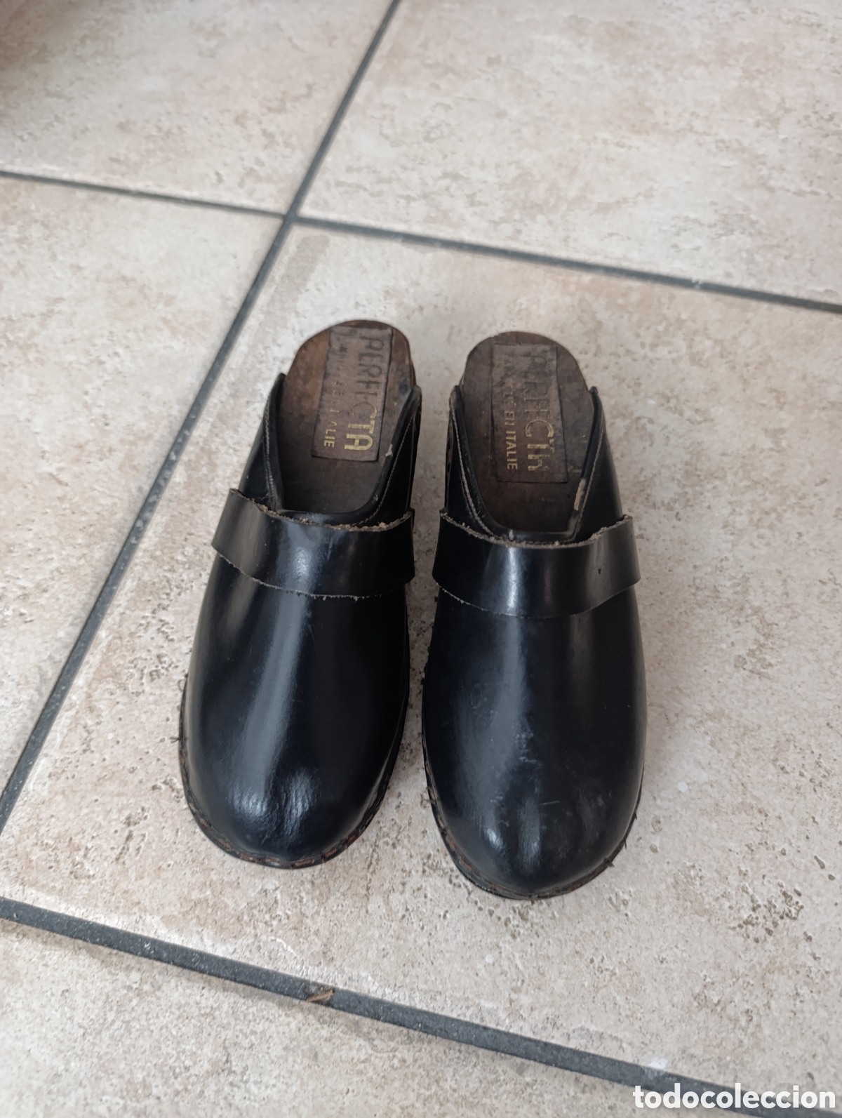 Coleccionismo: Zuecos de piel y madera. Italy