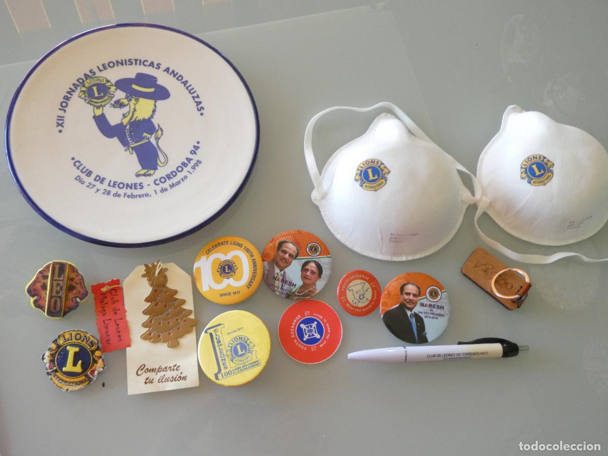 Coleccionismo: LOTE CLUB LEONES LIONS INTERNATIONAL. PLATO CER&Aacute;MICA, INSIGNIAS, MASCARILLAS. 600GR