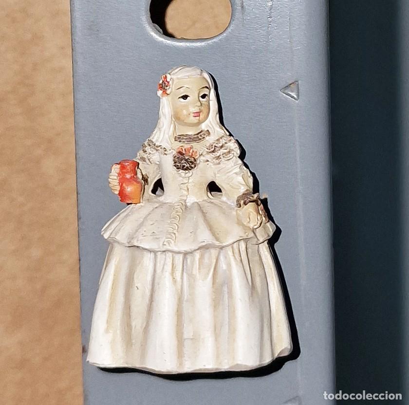 Coleccionismo: IM&Aacute;N DE NEVERA RESINA - MENINA DE VEL&Aacute;ZQUEZ INFANTA MARGARITA CON B&Uacute;CARO - Figura Souvenir Vintage