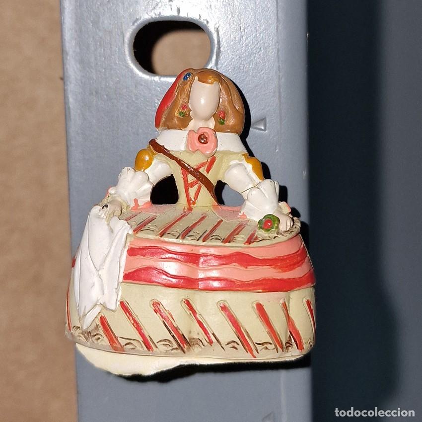 Coleccionismo: IM&Aacute;N DE NEVERA RESINA - MENINA DE VEL&Aacute;ZQUEZ ESTILIZADA ROJO - Figura Souvenir Arte Colecci&oacute;n