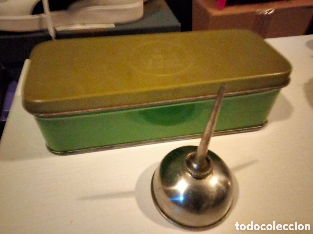 Coleccionismo: Aceitera,caja y repuestos maquina de coser Sigma