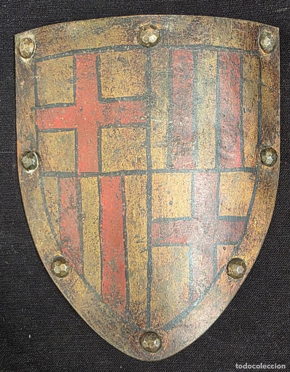 Coleccionismo: Escudo Medieval Decorativo Vintage de Metal Policromado con Cruz Roja &ndash; R&eacute;plica Her&aacute;ldica 17 x 14 cm