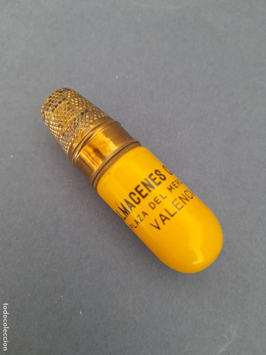 Coleccionismo: Antiguo alfiletero almacenes crespo, Valencia, madera con dedal de laton 5.5cm aprox