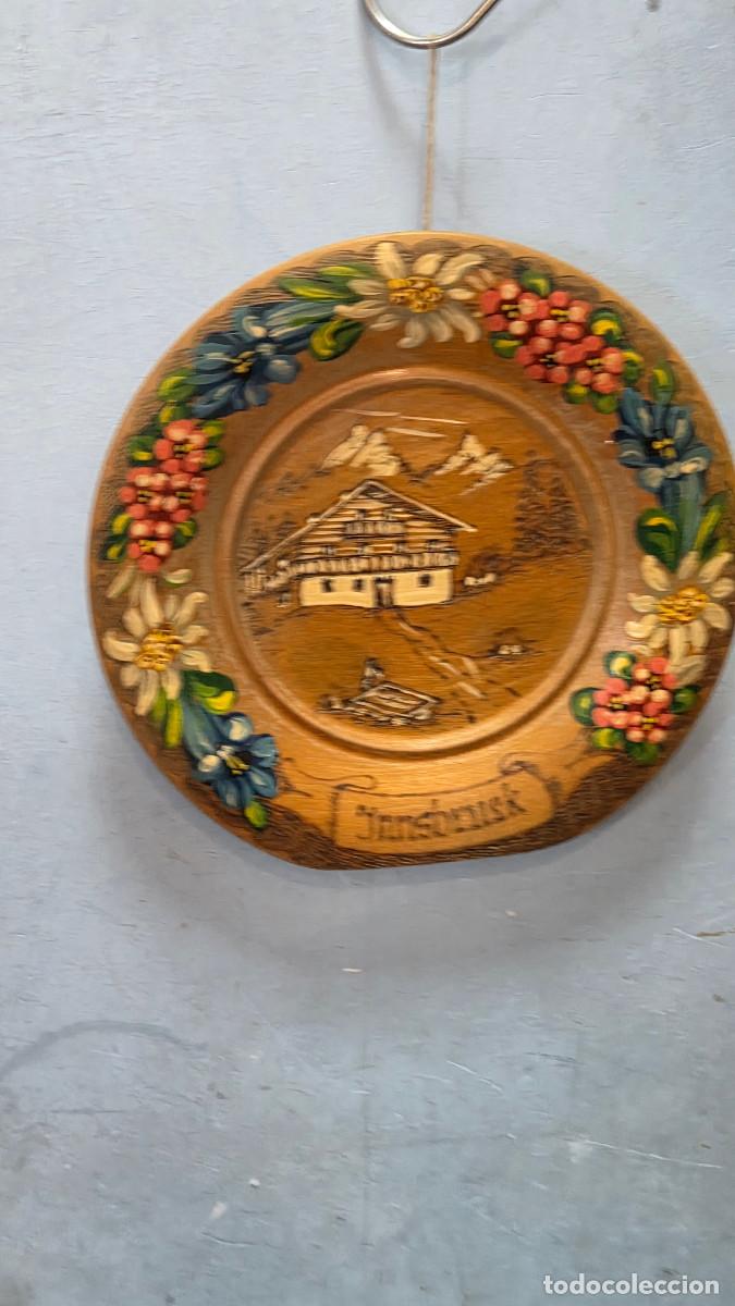 Coleccionismo: plato de madera tallado y pintado