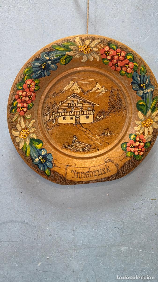 Coleccionismo: plato de madera tallado y pintado - Foto 2