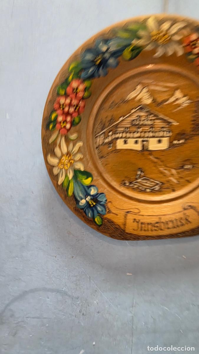 Coleccionismo: plato de madera tallado y pintado - Foto 3