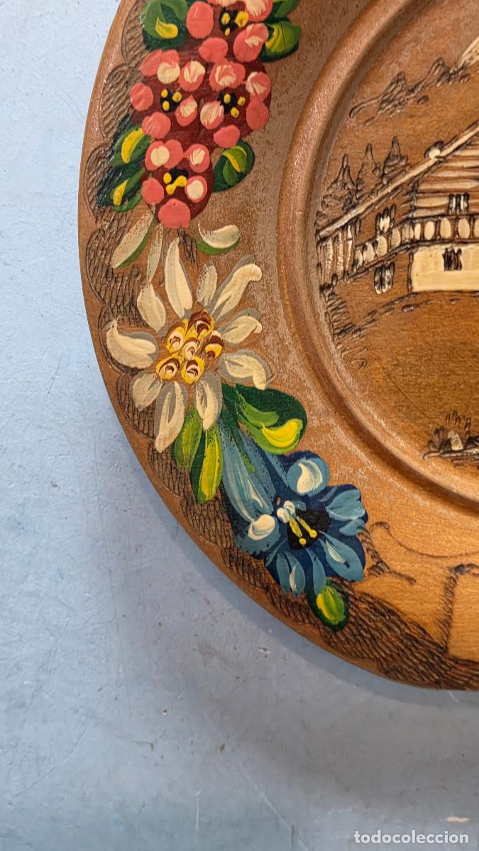 Coleccionismo: plato de madera tallado y pintado - Foto 4