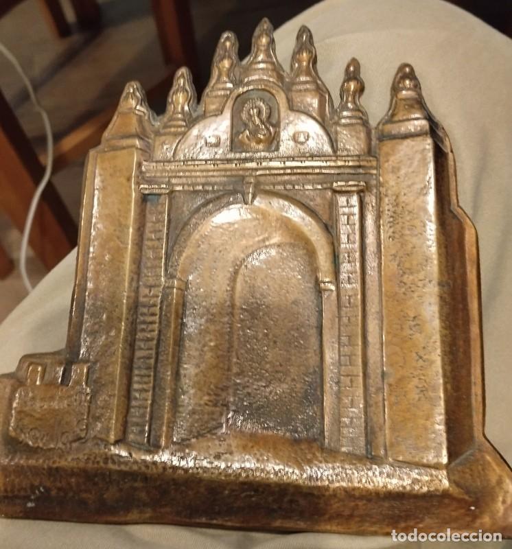 Coleccionismo: ESPECTACULAR CHAPA EN BRONCE , ARCO DE LA MACARENA, SEVILLA, 150X165MM