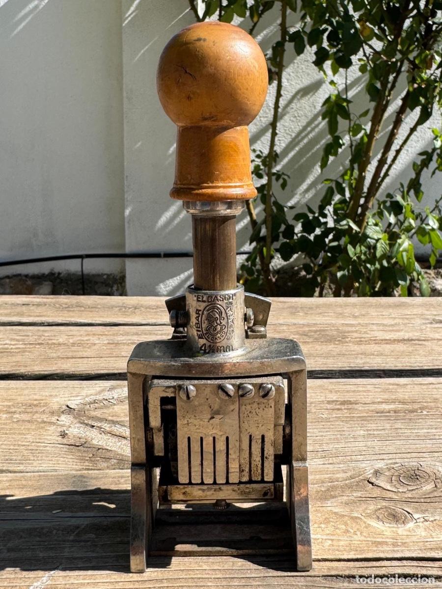 Coleccionismo: Selladora fechadora antigua mango madera quiz&aacute;s boj marca el casco oficina mitad s XX 18CMS