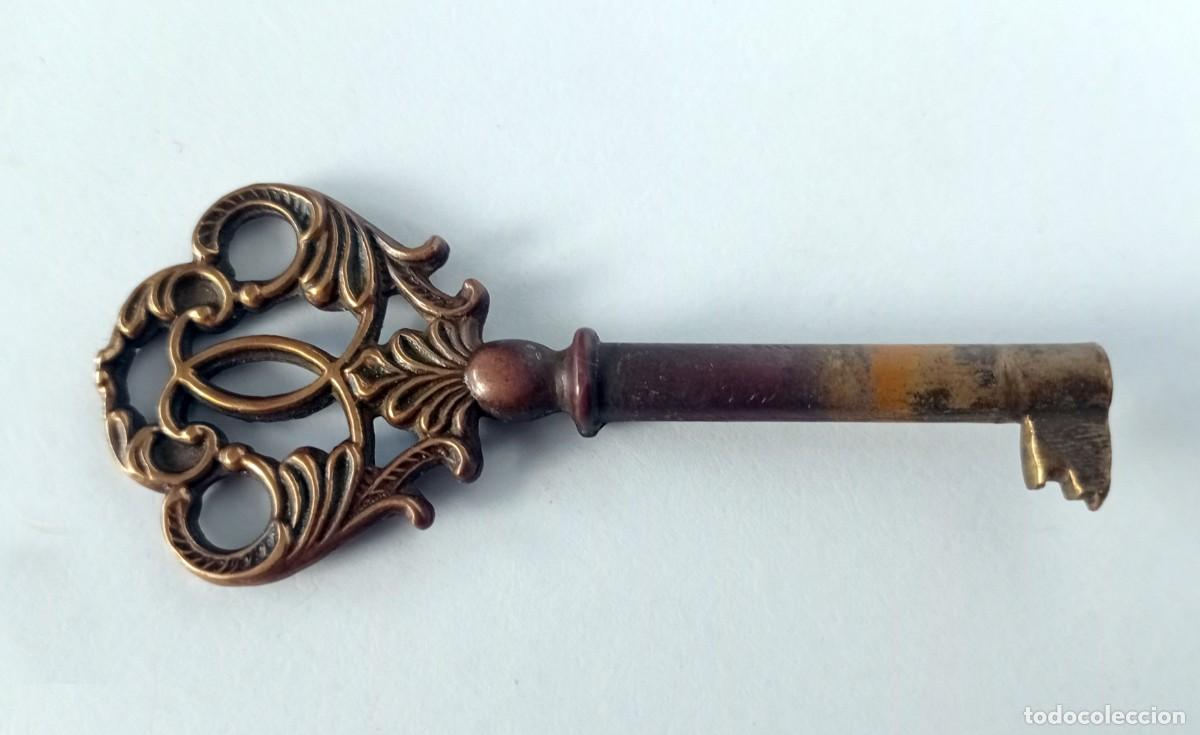 Coleccionismo: ANTIGUA LLAVE DE METAL DODADO