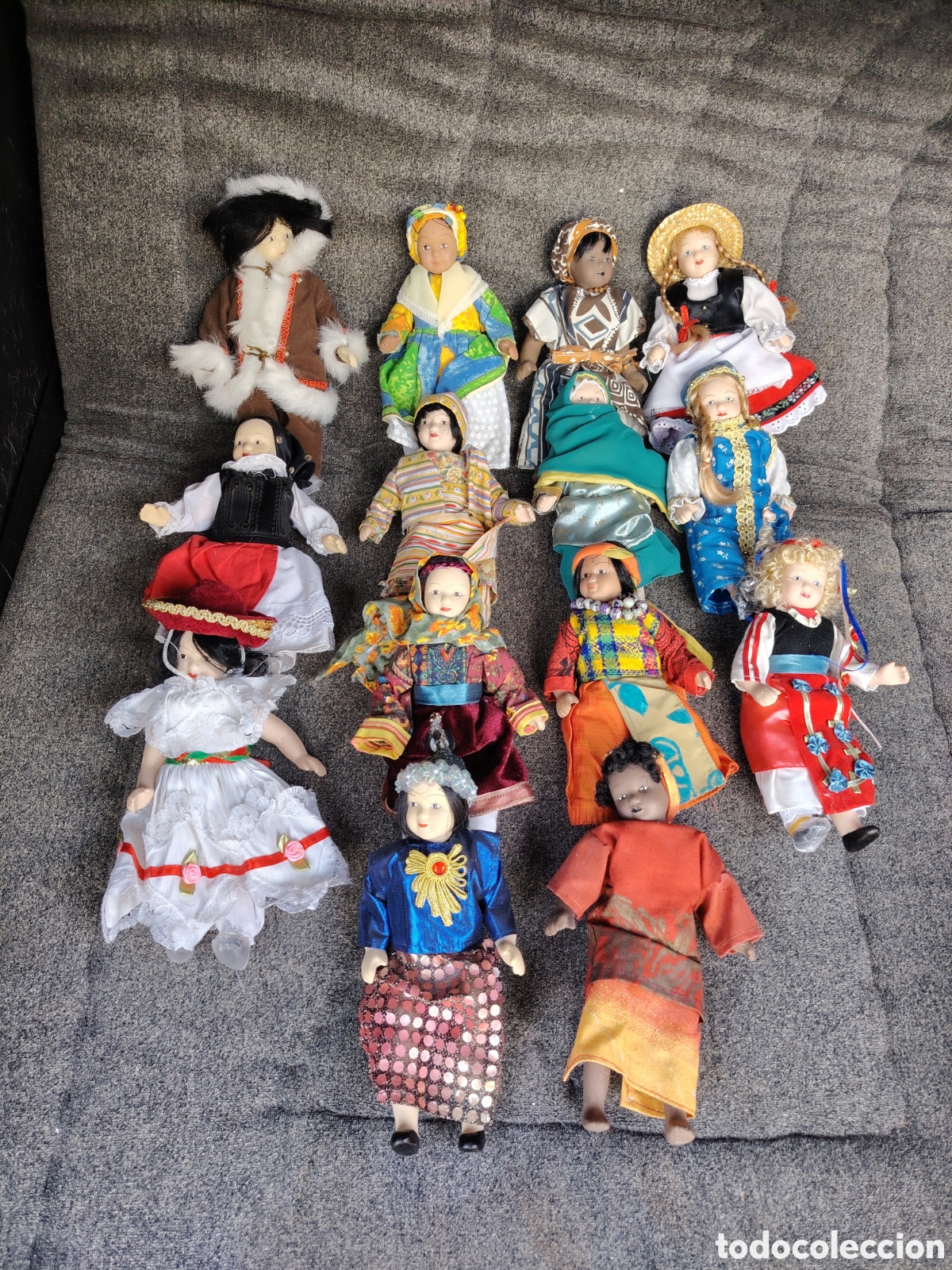Coleccionismo: Lote mu&ntilde;ecas de porcelana del mundo.
