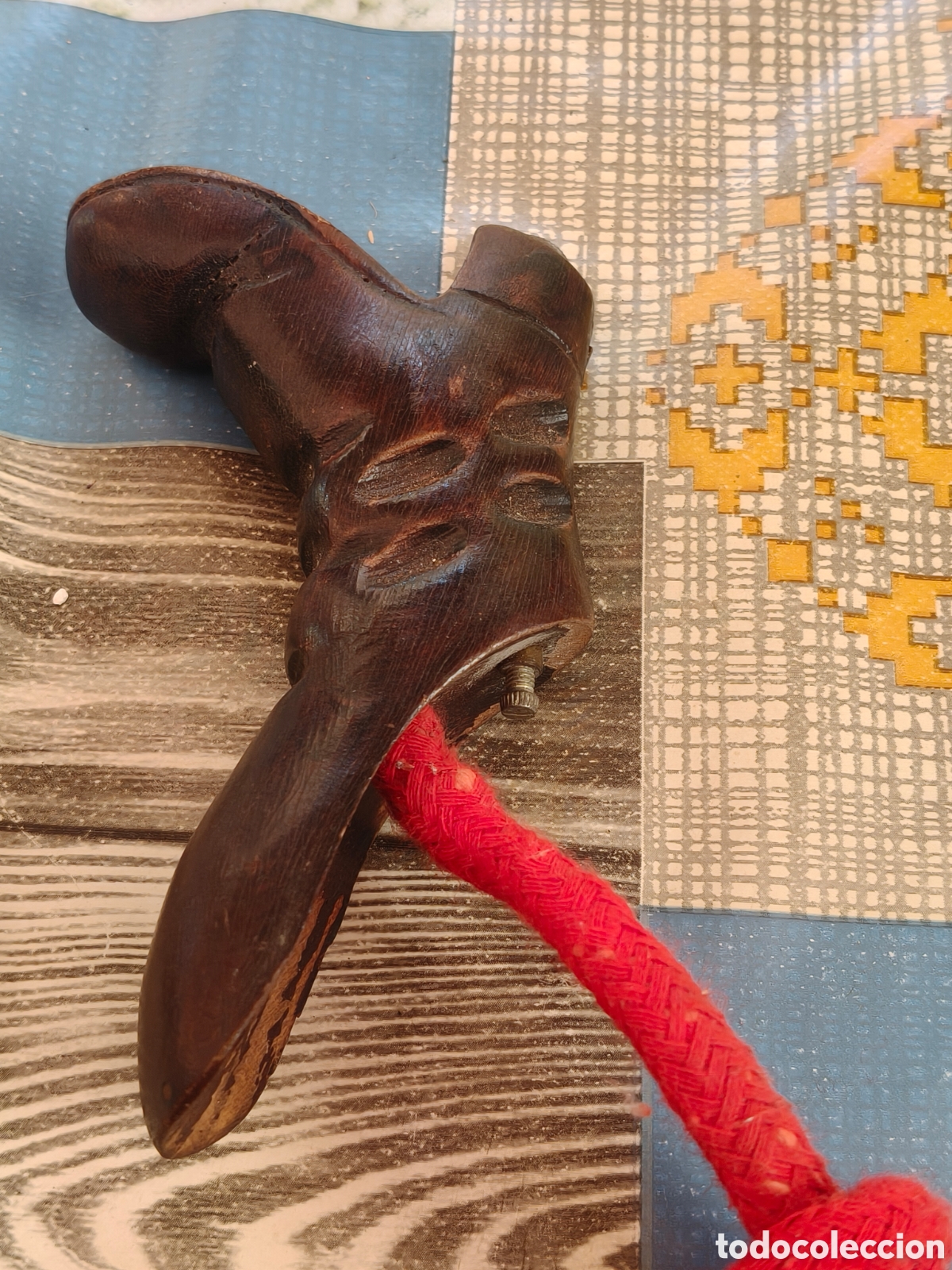 Coleccionismo: Antiguo mechero de mecha de madera,forma de bota