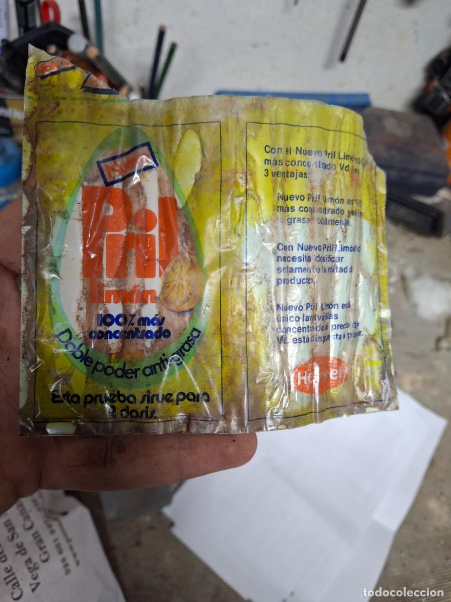 Coleccionismo: Antiguo sobre envoltorio detergente Pril Lim&oacute;n Henkel con su conetenido muestra