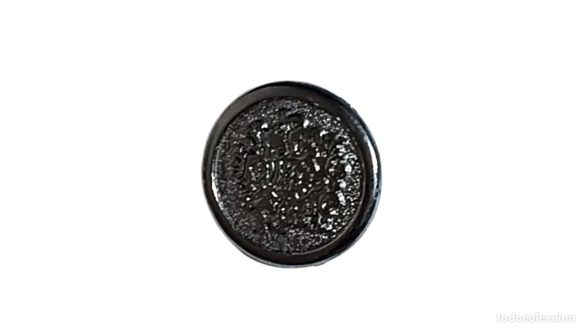 Coleccionismo: BOT&Oacute;N MET&Aacute;LICO NEGRO CON MOTIVO HER&Aacute;LDICO EN RELIEVE - VINTAGE A&Ntilde;OS 80-90