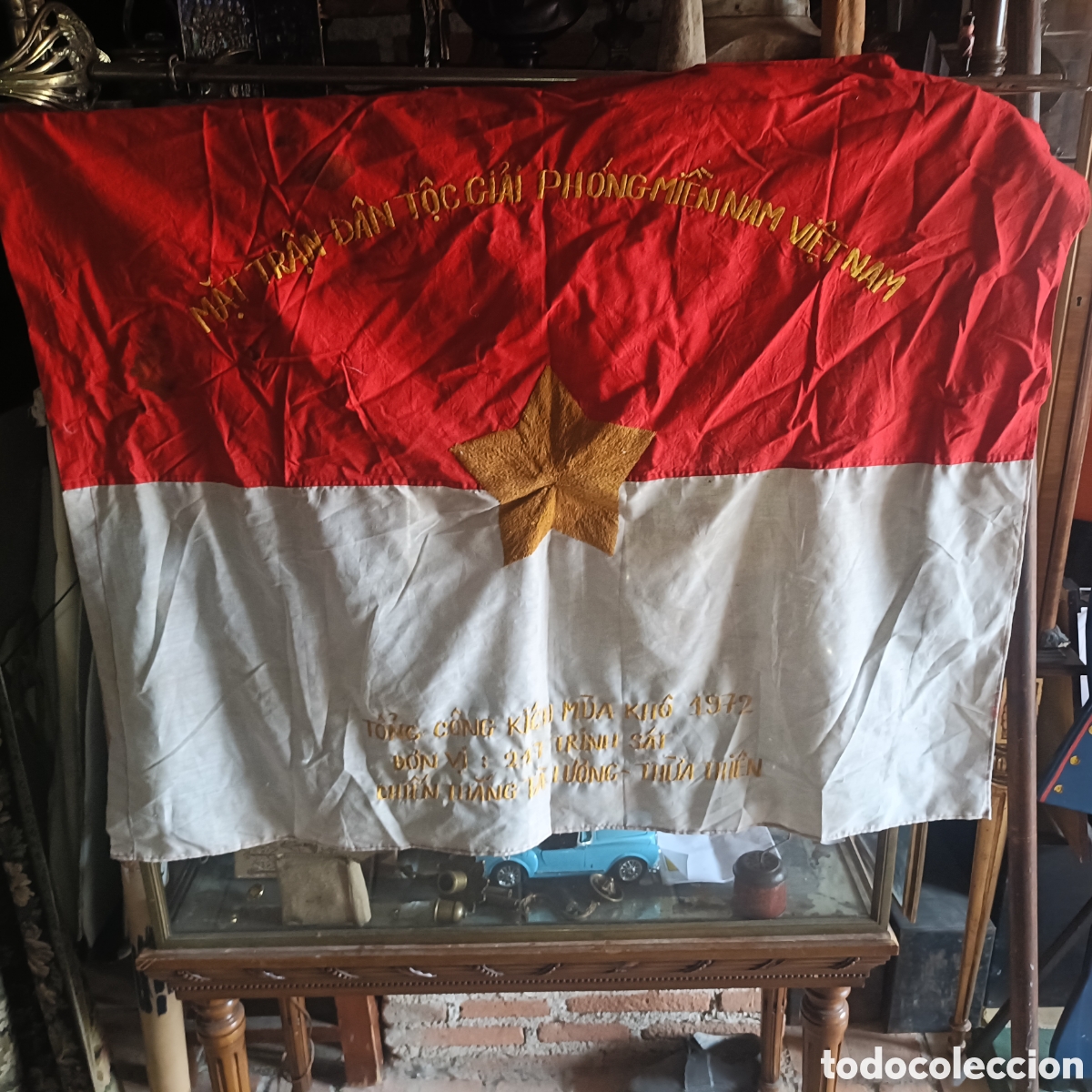 Coleccionismo: Antigua bandera de la guerra de Vietnam bordada a mano