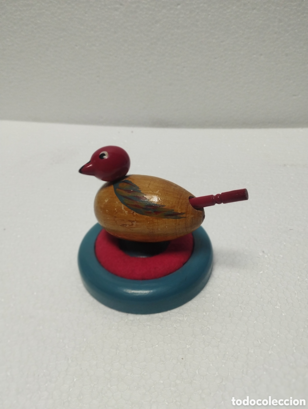 Coleccionismo: ANTIGUO PAJARITO MADERA, COSTURA HUEVO ZURCIR ALFILETERO, MED. 9,5X8 CM.